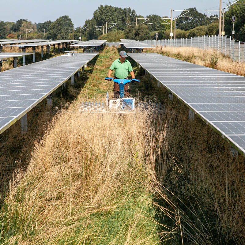 Traktor auf dem Agri-PV-Solarpark Freienwill