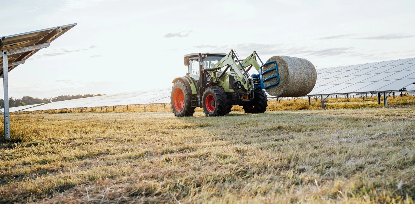 Blick aus dem Traktor auf die Agri-PV-Anlage in Freienwill